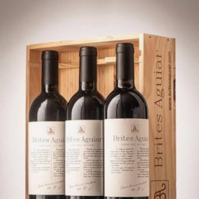 Três garrafas de vinho Brites Aguiar na caixa de madeira