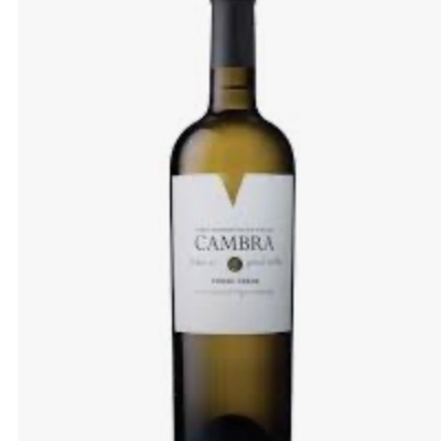 Garrafa de vinho branco com rótulo CAMBRA e tampa preta