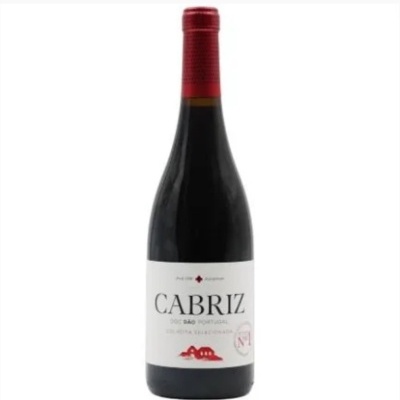 Garrafa de vinho tinto Cabriz com rótulo branco e selo vermelho