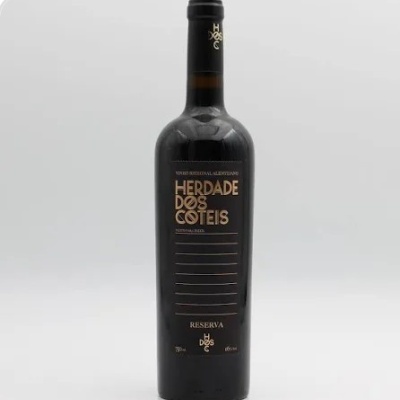 Garrafa de vinho tinto Reserva Herdade dos Coteis com rótulo preto e texto dourado