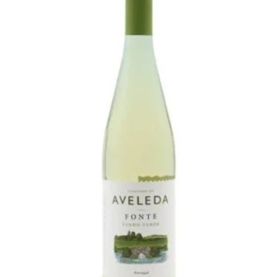 garrafa de vinho branco Aveleda Fonte Vinho Verde com rótulo branco e cápsula verde