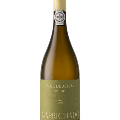Garrafa de vinho branco com rótulo verde e selo no gargalo