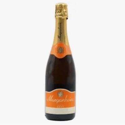 Garrafa de espumante com rótulo laranja e tampa dourada