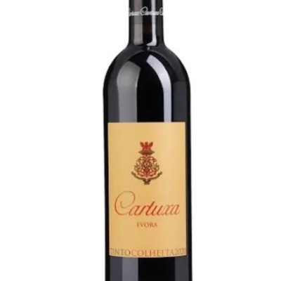 Garrafa de vinho tinto Cartuxa Évora 2020 com rótulo amarelo e brasão vermelho