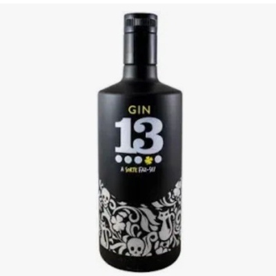 Garrafa preta de gin com rótulo decorado e texto SIN 13 A SUITE PARA SI