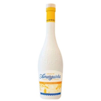 Garrafa branca de creme de licor Amarguinha com tampa amarela e rótulo azul e amarelo