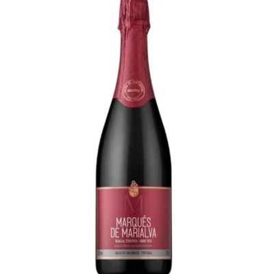 Garrafa de vinho espumante tinto Marquês de Marialva com rótulo bordeaux.