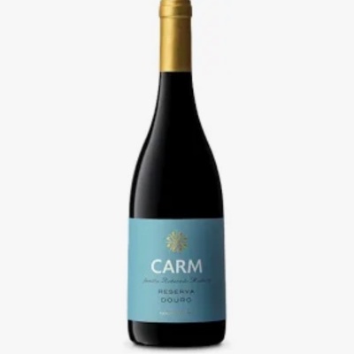 Garrafas de vinho tinto com rótulo azul claro e tampa dourada.