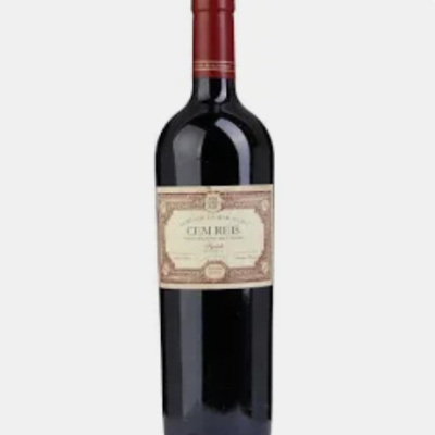Garrafa de vinho tinto com rótulo e cápsula vermelha
