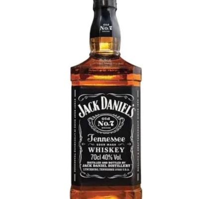 Garrafa de whisky Jack Daniel's Tennessee com rótulo preto e branco