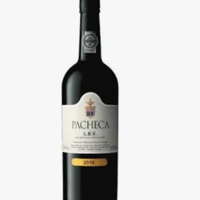 Garrafa de vinho Pacheca L.B.V. ano 2018 com rótulo branco e etiqueta amarela
