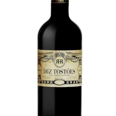 Garrafa de vinho tinto com etiqueta creme e texto Dez Tostões