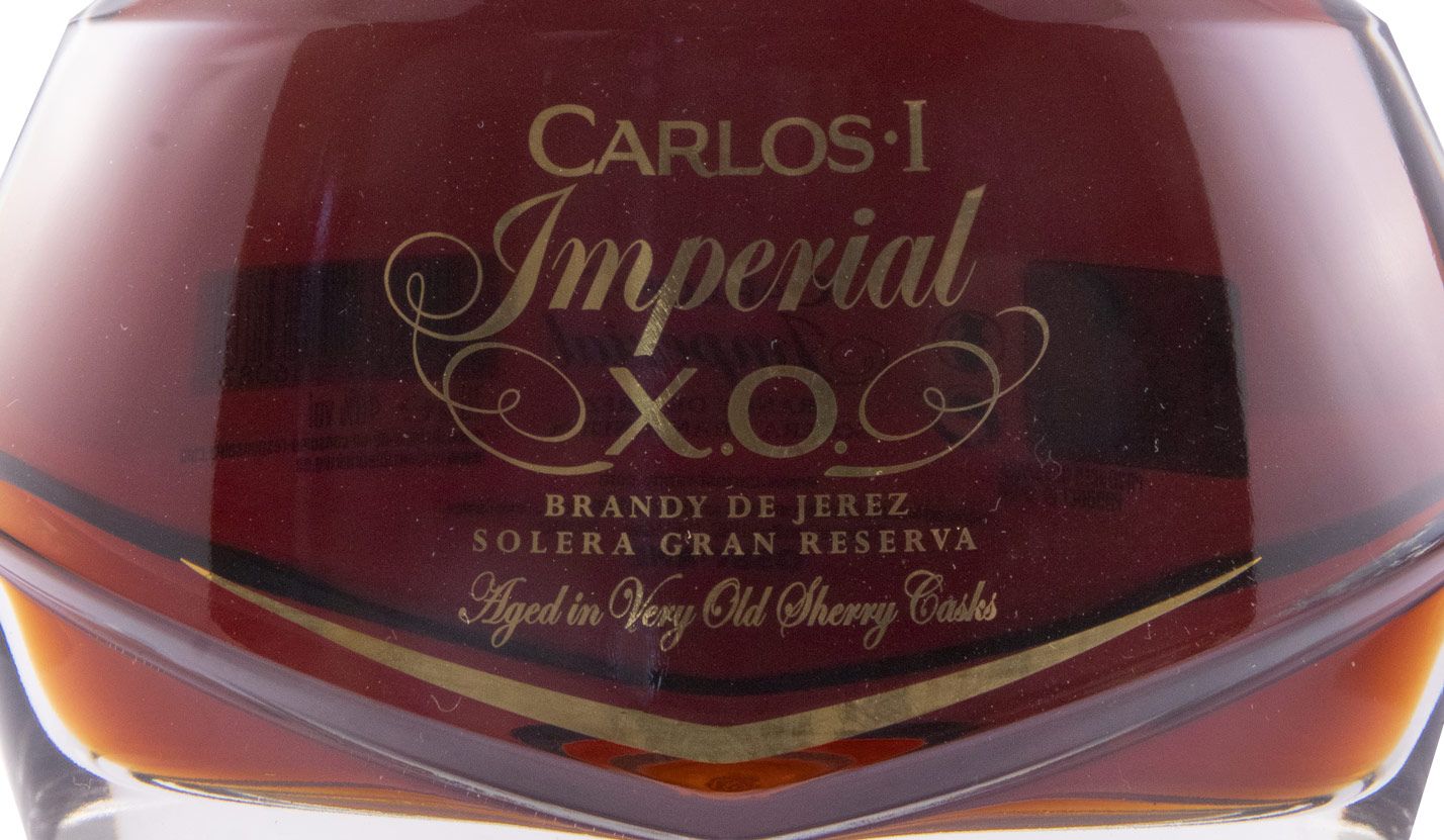 Brandy Carlos I Imperial XO Garrafa de brandy Carlos I Imperial X.O. com rótulo dourado em fundo escuro