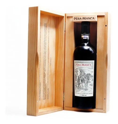 Garrafa de vinho Pêra-Manca em caixa de madeira aberta
