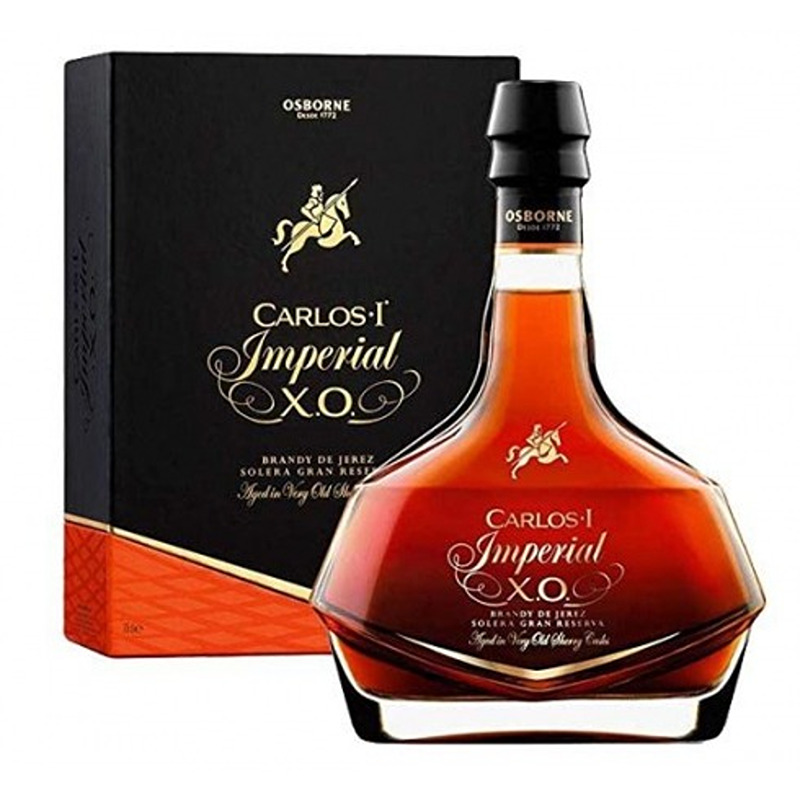 Brandy Carlos I Imperial XO Garrafas de brandy Carlos I Imperial X.O. com caixa preta e laranja