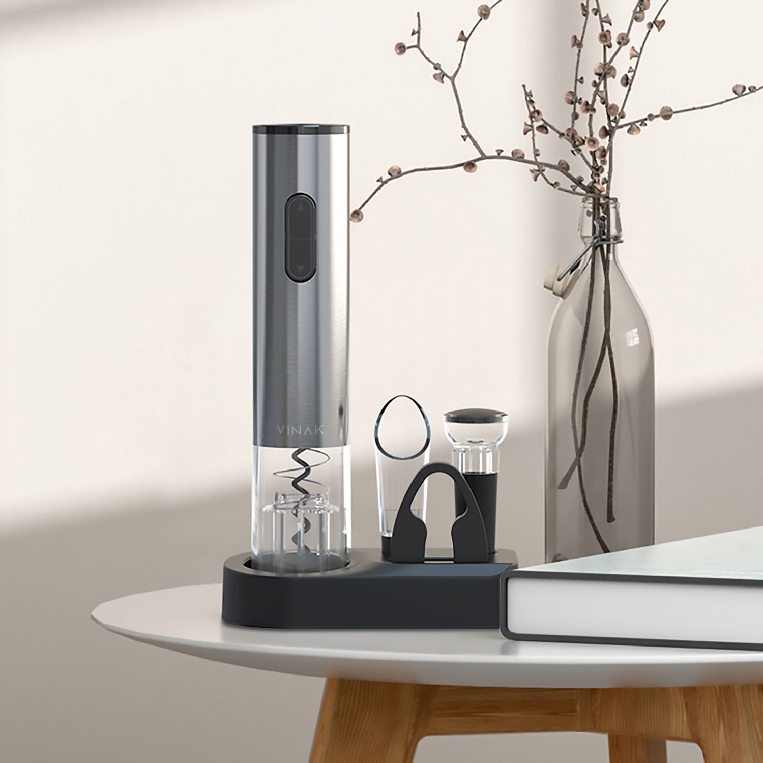 Kit Wine Set Vinak a Pilhas Abridor de vinho elétrico com acessórios numa mesa branca