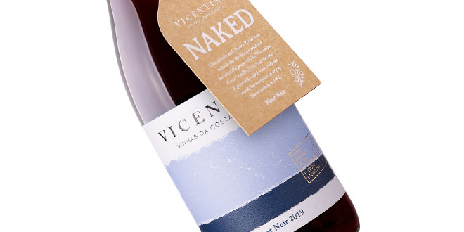 Vicentino Pinot Noir Naked Tinto 2023 Garrafa de vinho tinto com rótulo branco e azul com etiqueta pendurada castanha