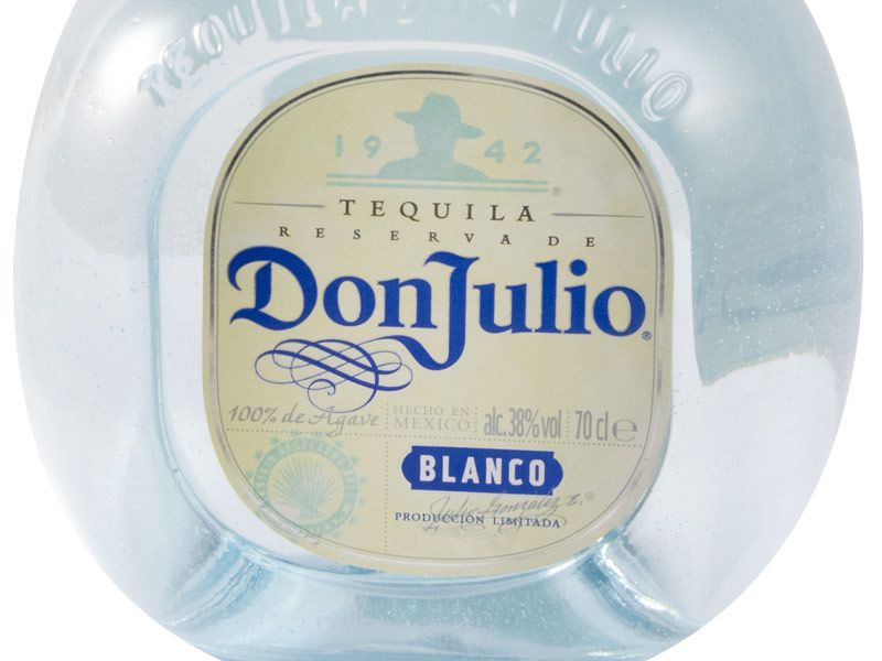 Tequila Don Julio Blanco Garrafa de tequila Don Julio Blanco com rótulo creme e azul