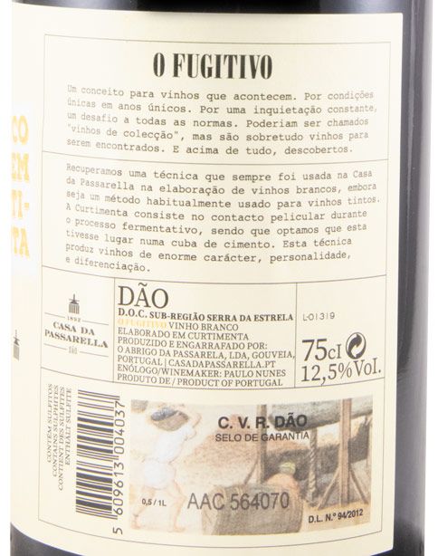 Casa da Passarella O Fugitivo Curtimenta Branco 2019 Rótulo de vinho branco O Fugitivo com texto informativo e selo de garantia