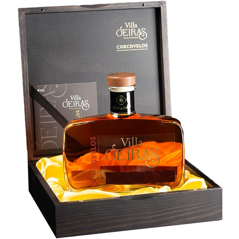 Carcavelos Villa Oeiras Colheita 2014 Garrafa de licor Villa Oeiras numa caixa de madeira negra com interior amarelo