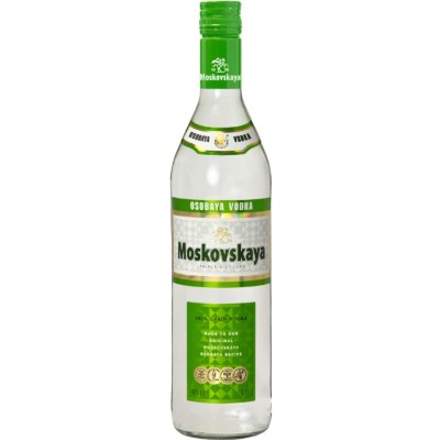 Vodka Moskovskaya Garrafa de vodka Moskovskaya com rótulo verde e branco