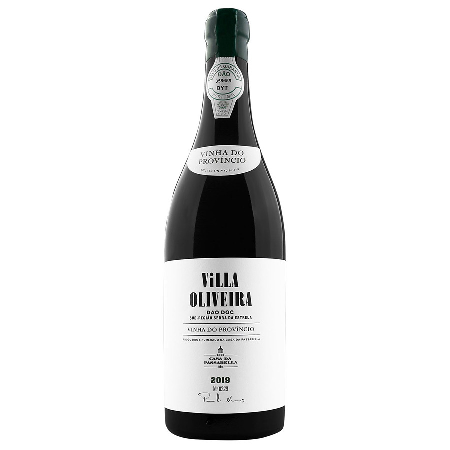 Casa da Passarella Villa Oliveira Vinha do Províncio Branco 2019 Garrafa de vinho Villa Oliveira com rótulo branco e selo prateado no gargalo.
