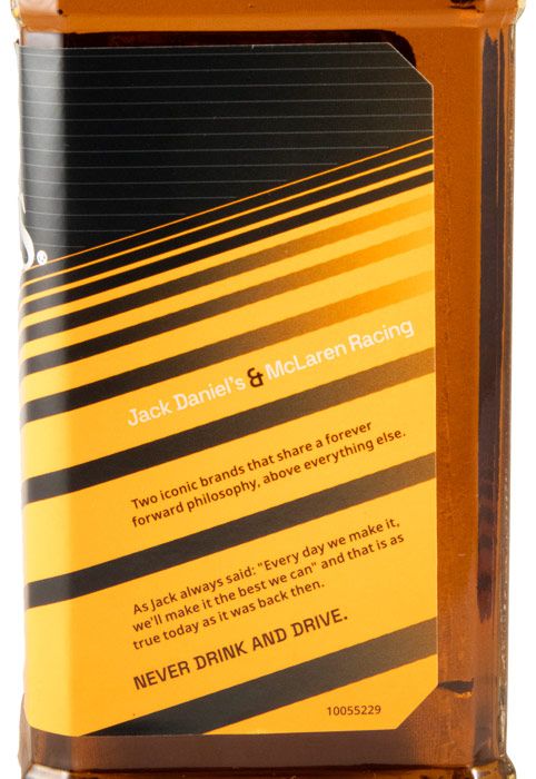 Jack Daniel's Mclaren Limited Edition 2024 Etiqueta laranja e preta com texto sobre parceria Jack Daniel's e McLaren Racing