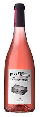 Casa da Passarella A Descoberta Rosé 2019 Garrafa de vinho rosé Casa da Passarella A Descoberta com rótulo branco e tampa preta