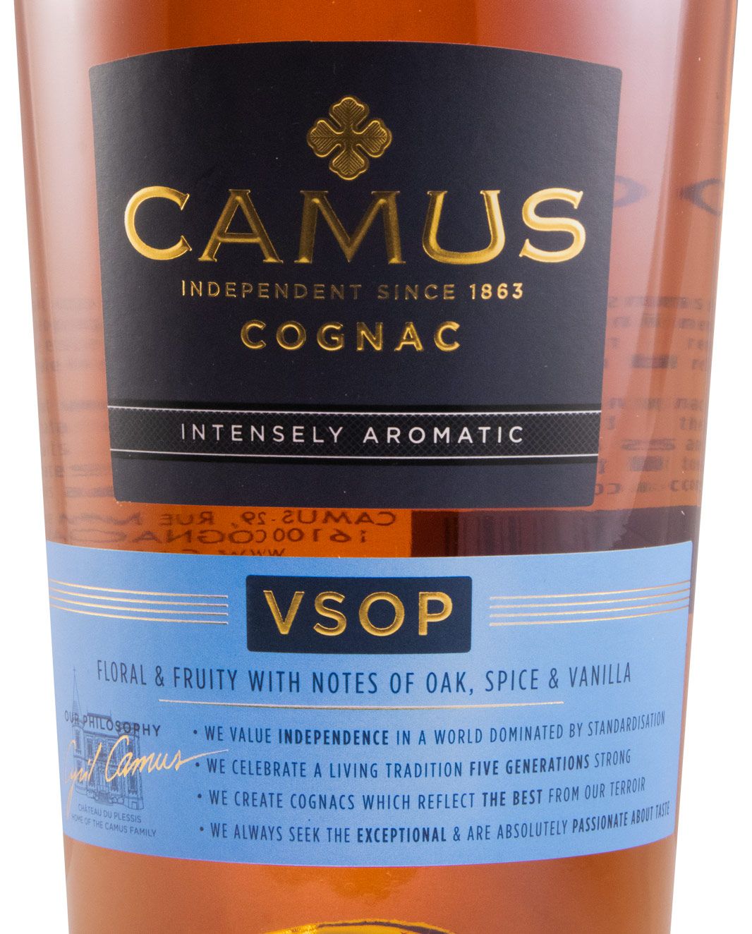 Cognac Camus Intensely Aromatic VSOP Garrafa de conhaque CAMUS VSOP com rótulo preto e azul e texto descritivo