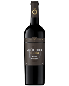 José de Sousa Reserva Tinto Garrafa de vinho tinto José de Sousa Reserva com rótulo castanho escuro e texto branco e dourado