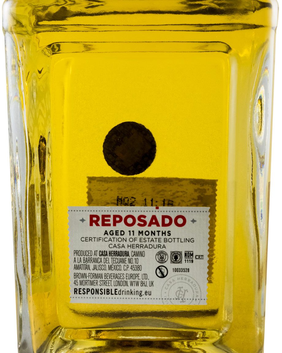 Tequila Herradura Reposado Garrafa com líquido amarelo e rótulo branco com texto