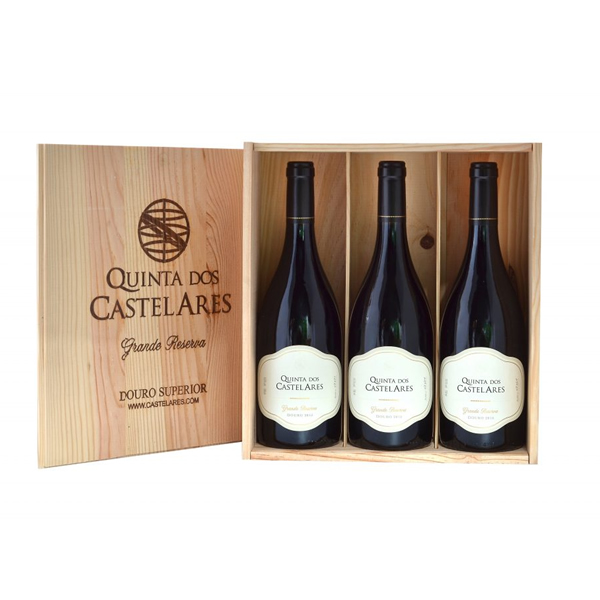 Quinta dos Castelares Grande Reserva Tinto 2020 Caixa de madeira com três garrafas de vinho Quinta dos Castelares