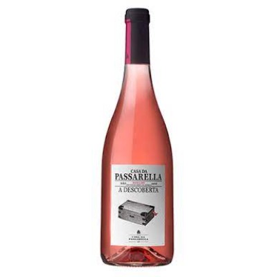 Casa da Passarella A Descoberta Rosé 2019 Garrafa de vinho rosé Casa da Passarela com rótulo branco e imagem de uma caixa vintage