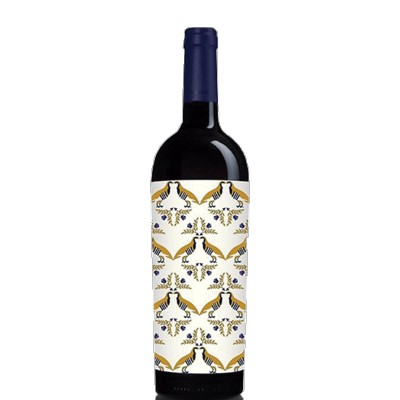 Herdade do Arrepiado Velho Tradição Tinto 2021 Garrafa de vinho com rótulo decorado com padrão de pássaros em branco, preto, amarelo e azul