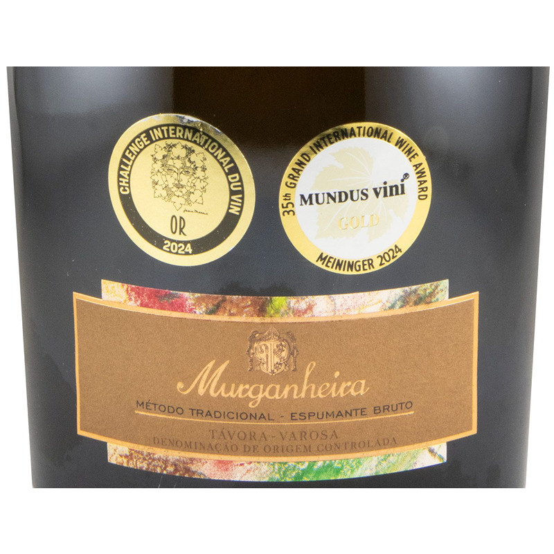 Espumante Murganheira Vintage Pinot 2015 Com Caixa Rótulos dourados e castanhos em garrafa de espumante Murganheira