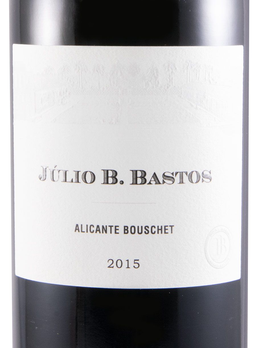 Júlio Bastos Grande Reserva Alicante Boushet Tinto 2015 Garrafa de vinho com rótulo branco e texto preto Júlio B. Bastos Alicante Bouschet 2015