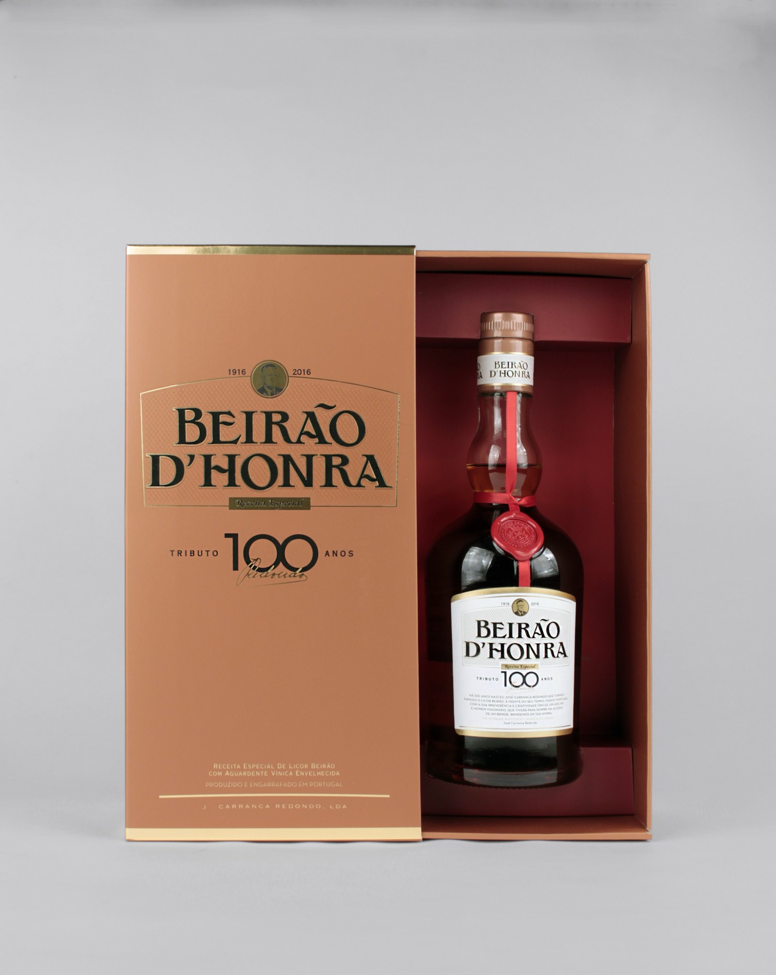 Licor Beirão D'Honra Caixa castanha com garrafa de licor Beirão d'Honra dentro