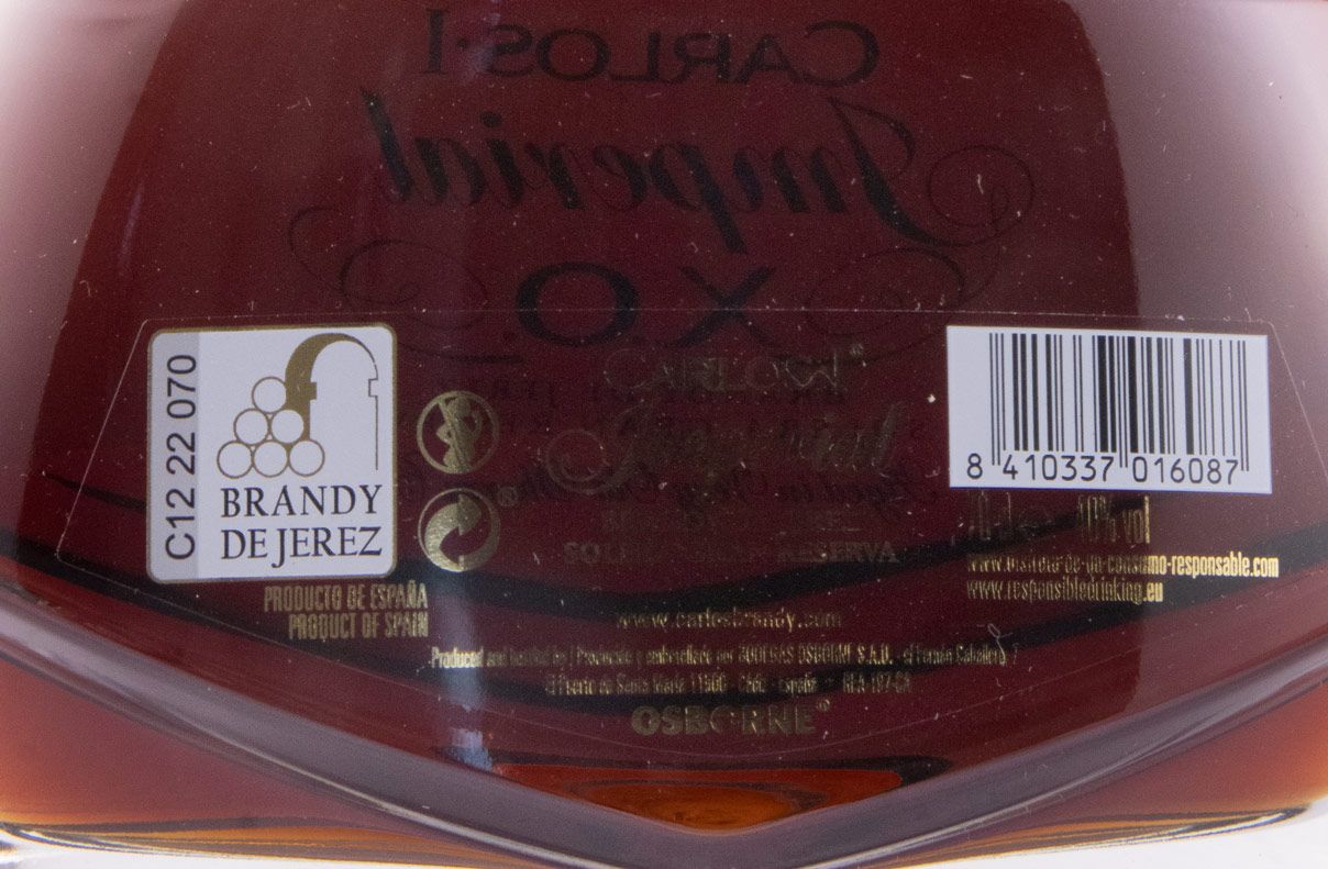 Brandy Carlos I Imperial XO Garrafa de vidro com rótulo branco e líquido castanho escuro
