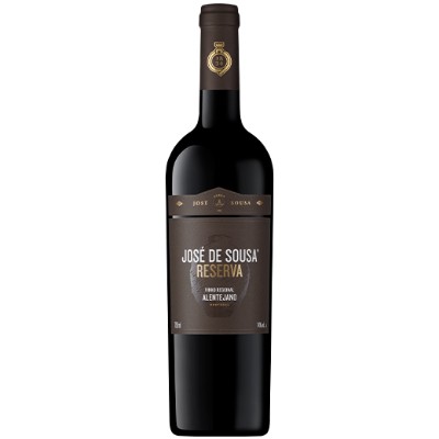 José de Sousa Reserva Tinto Garrafa de vinho tinto José de Sousa Reserva com rótulo preto e dourado