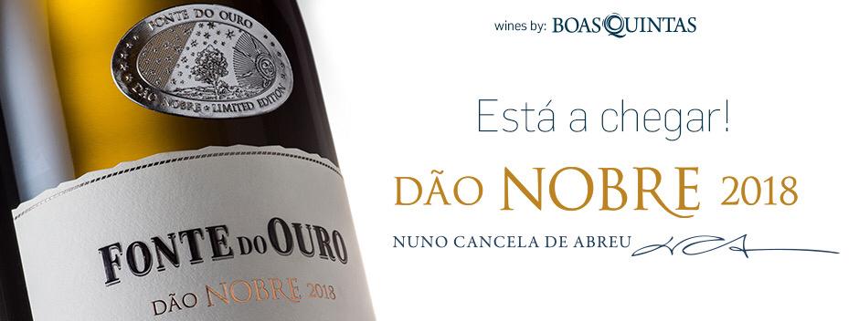 Fonte do Ouro Nobre Branco 2018 Garrafa de vinho Fonte do Ouro Dão Nobre 2018 com texto publicitário ao lado