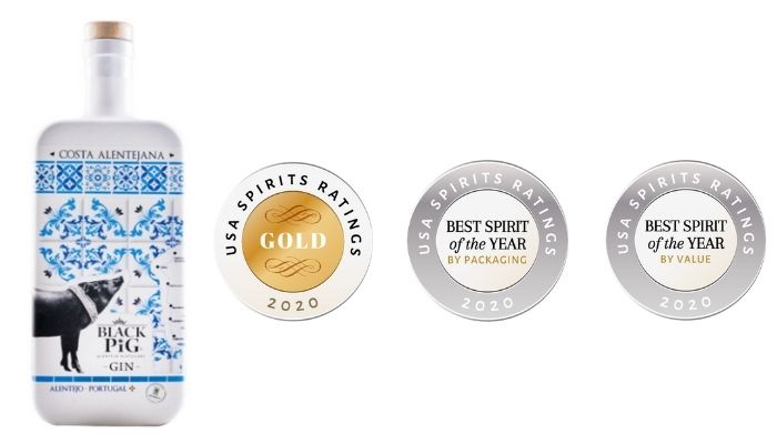 Gin Black Pig Garrafa de Black Pig Gin com medalhas de prémio ao lado