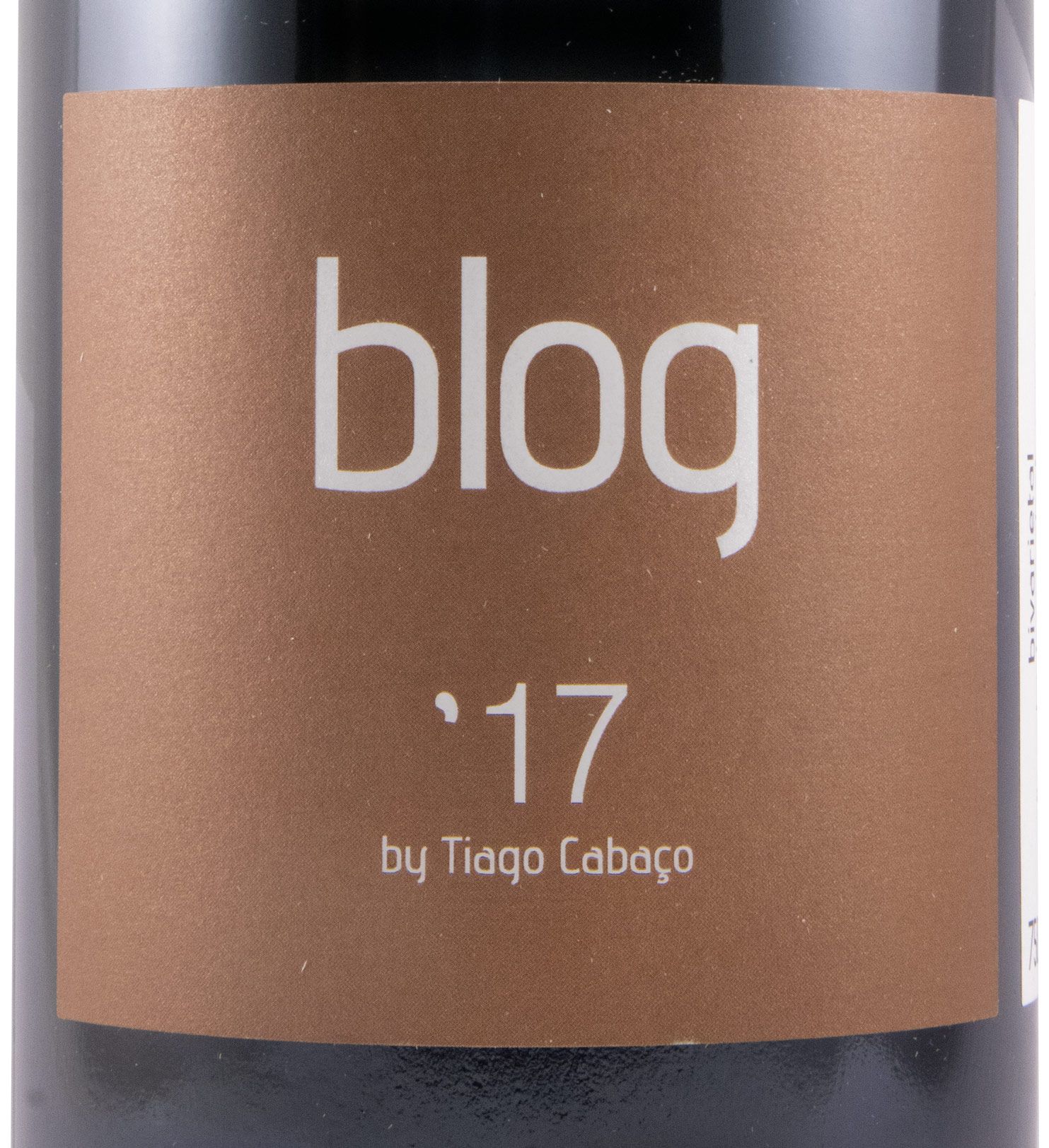 Blog Alicante Bouchet e Syrah Tinto 2017 Rótulo castanho em garrafa de vinho com texto branco: blog '17 by Tiago Cabaço.