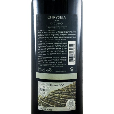 Rótulo traseiro de vinho tinto Chryseia 2003 com detalhes da produção e imagem de vinhas