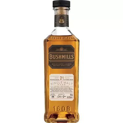 Garrafa de whisky Bushmills Single Malt com rótulo preto e branco