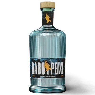 Garrafa azul de gin Rabo de Peixe com tampa de cortiça e etiqueta preta com texto branco e amarelo
