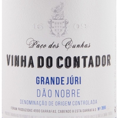 Etiqueta de vinho branco com texto detalhado e brasão em relevo