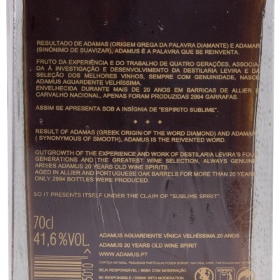 Frasco de aguardente envelhecida com rótulo castanho e texto informativo.