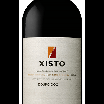 Garrafa de vinho tinto Xisto com rótulo branco e texto em castanho e preto