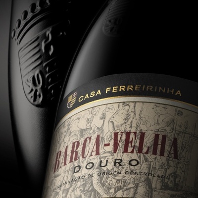 Garrafa de vinho Barca-Velha com rótulo e brasão em relevo