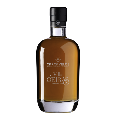 Garrafas de vidro com vinho generoso Villa Oeiras caravelos